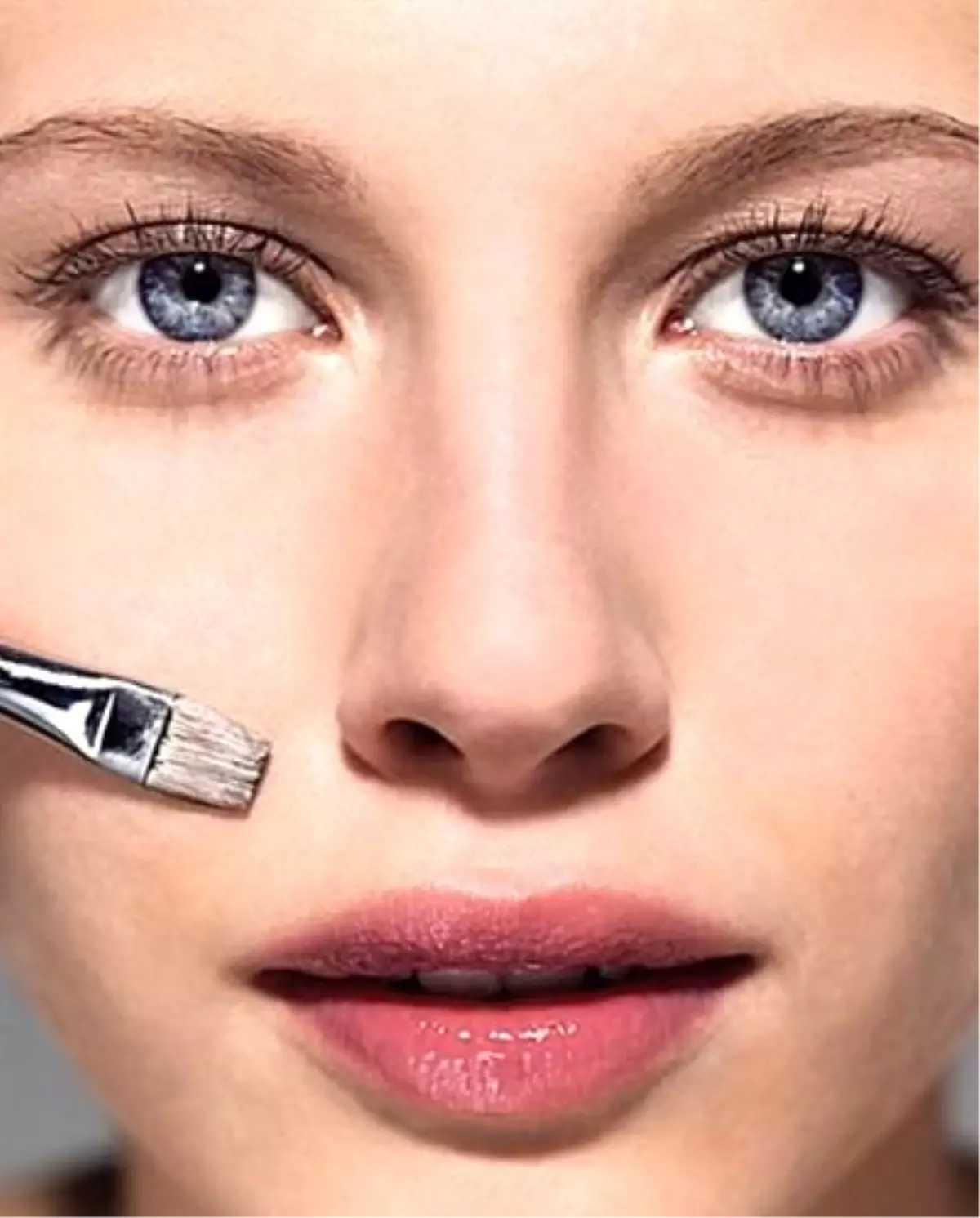 Makyaj Fırça ve Süngerlerinizi Nasıl Temizlemelisiniz?