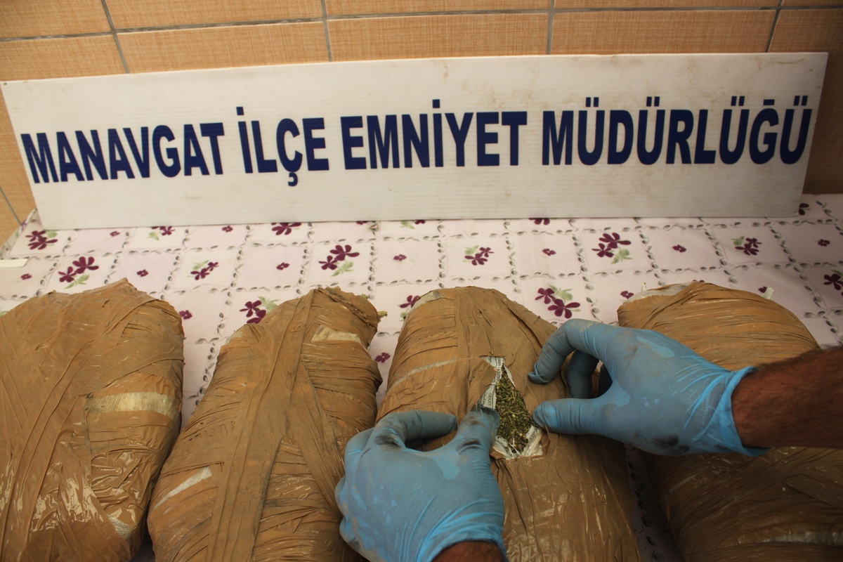 Manavgat\'ta 4 Kilo 400 Gram Esrar Ele Geçirildi