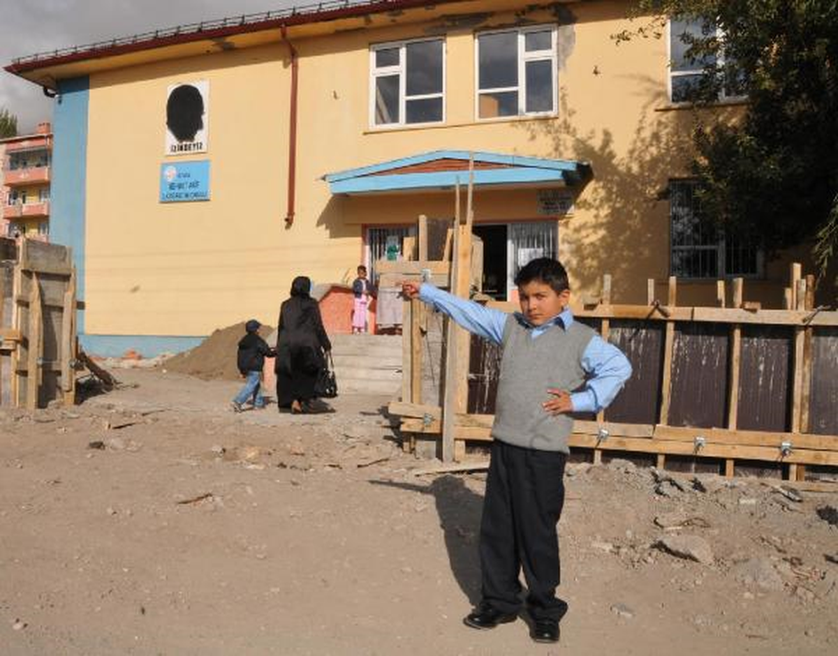 Minik Öğrenciler Tadilat Nedeniyle Okula Başlayamadı