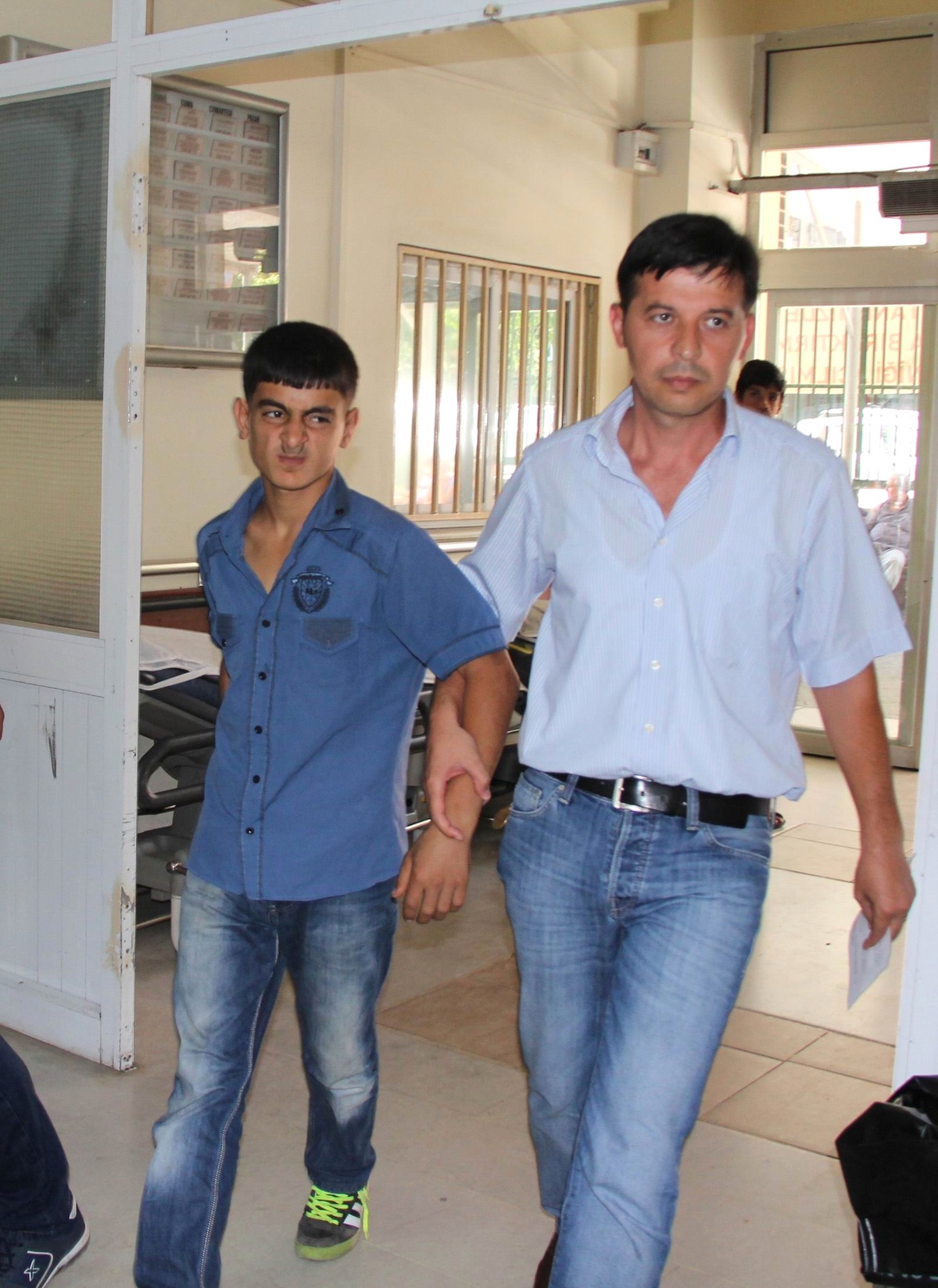 Para Verip Polise Molotof Attırdılar