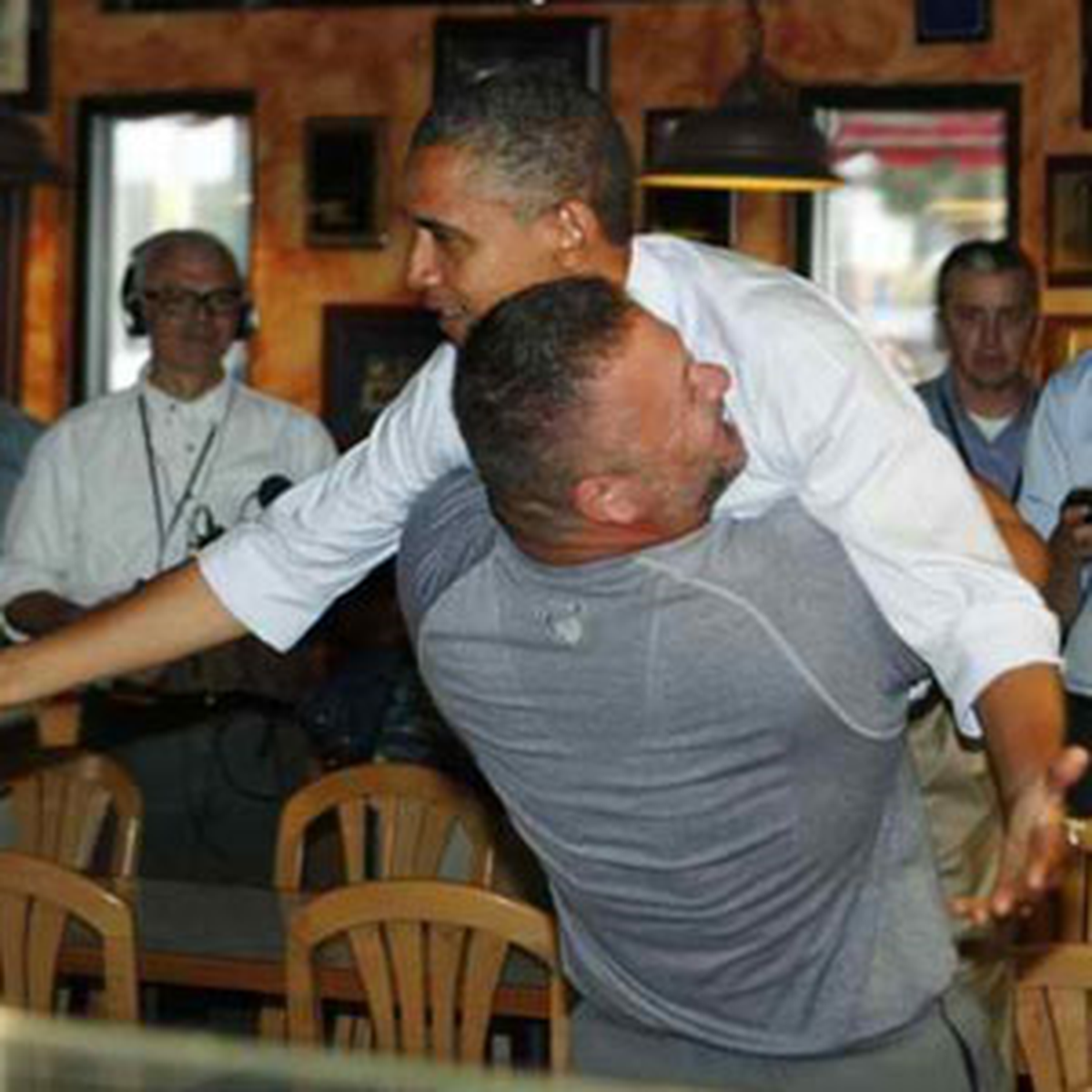 Pizzacıdan Obama\'ya Ayı Kucaklaşması