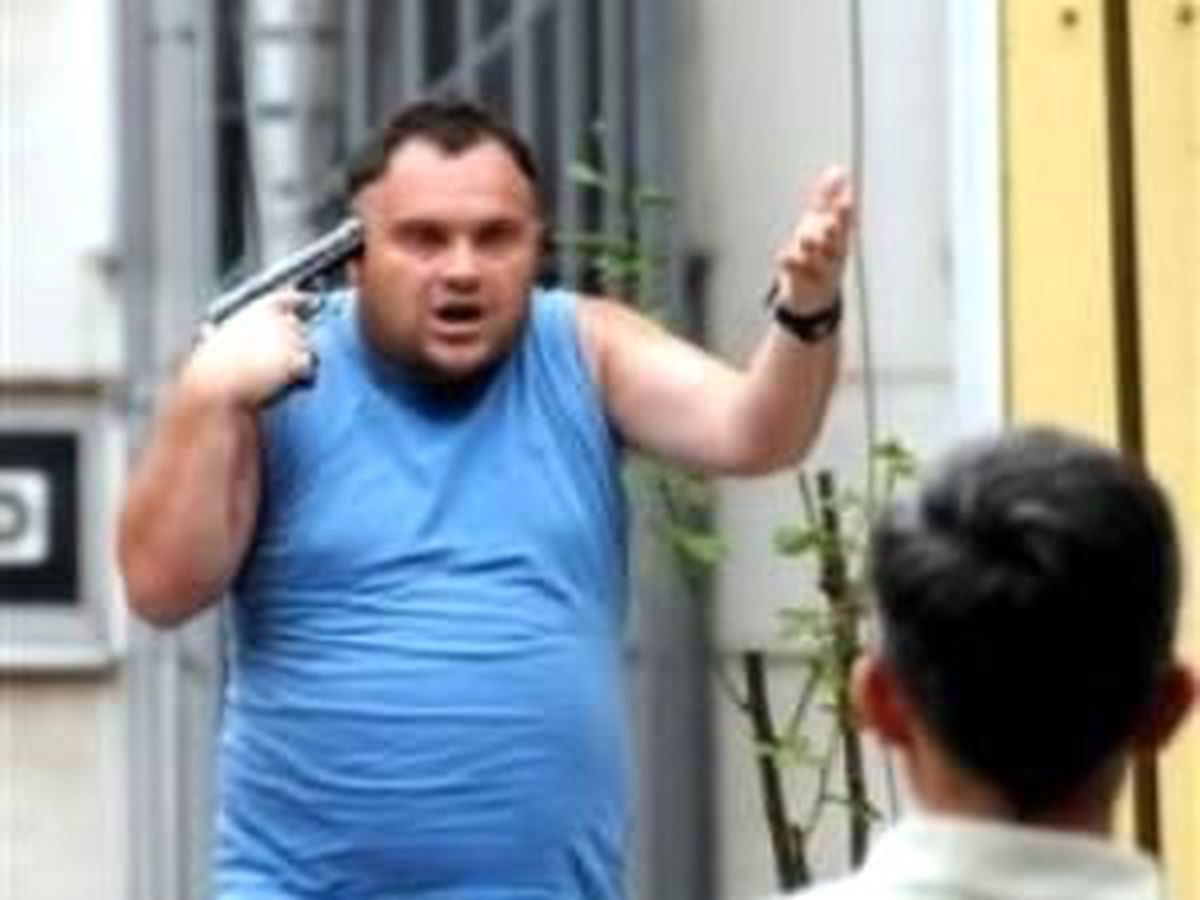 Polise Yakalanmamak İçin Başına Silah Dayadı