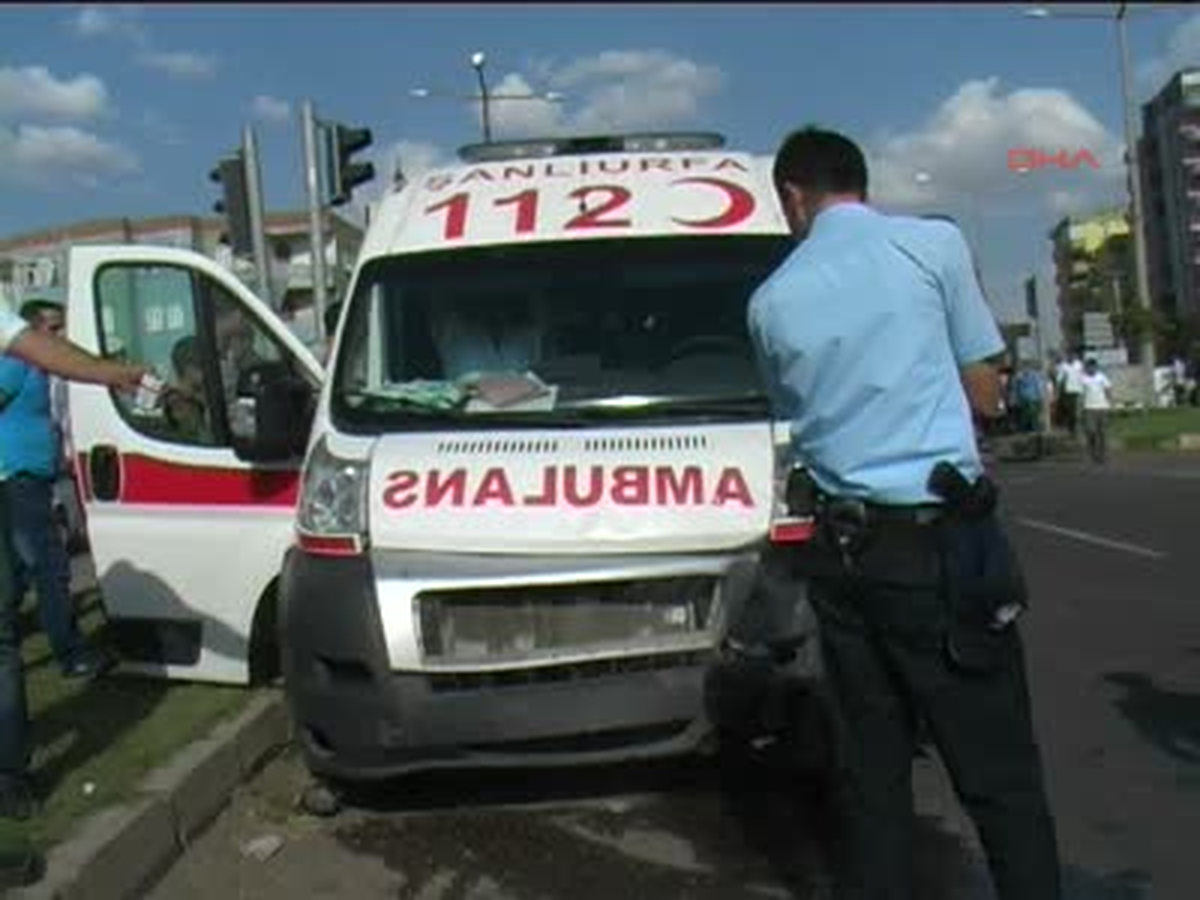 Şanlıurfa Ambulans Otomobile Çarptı 2 Yaralı Ambulans Otomobile Çarptı: 2 Yaralı