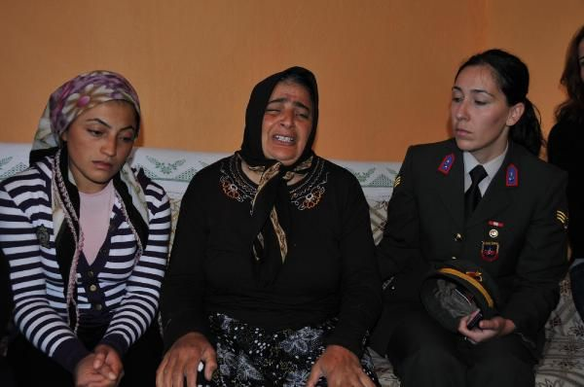 Şehit Erin Evine Ateş Düştü Şehit Erin Evine Ateş Düştü Hakkari\'nin Şemdinli İlçesinde Çıkan...