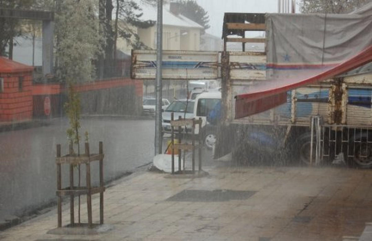 Tatvan\'da Yağmur Yağışı