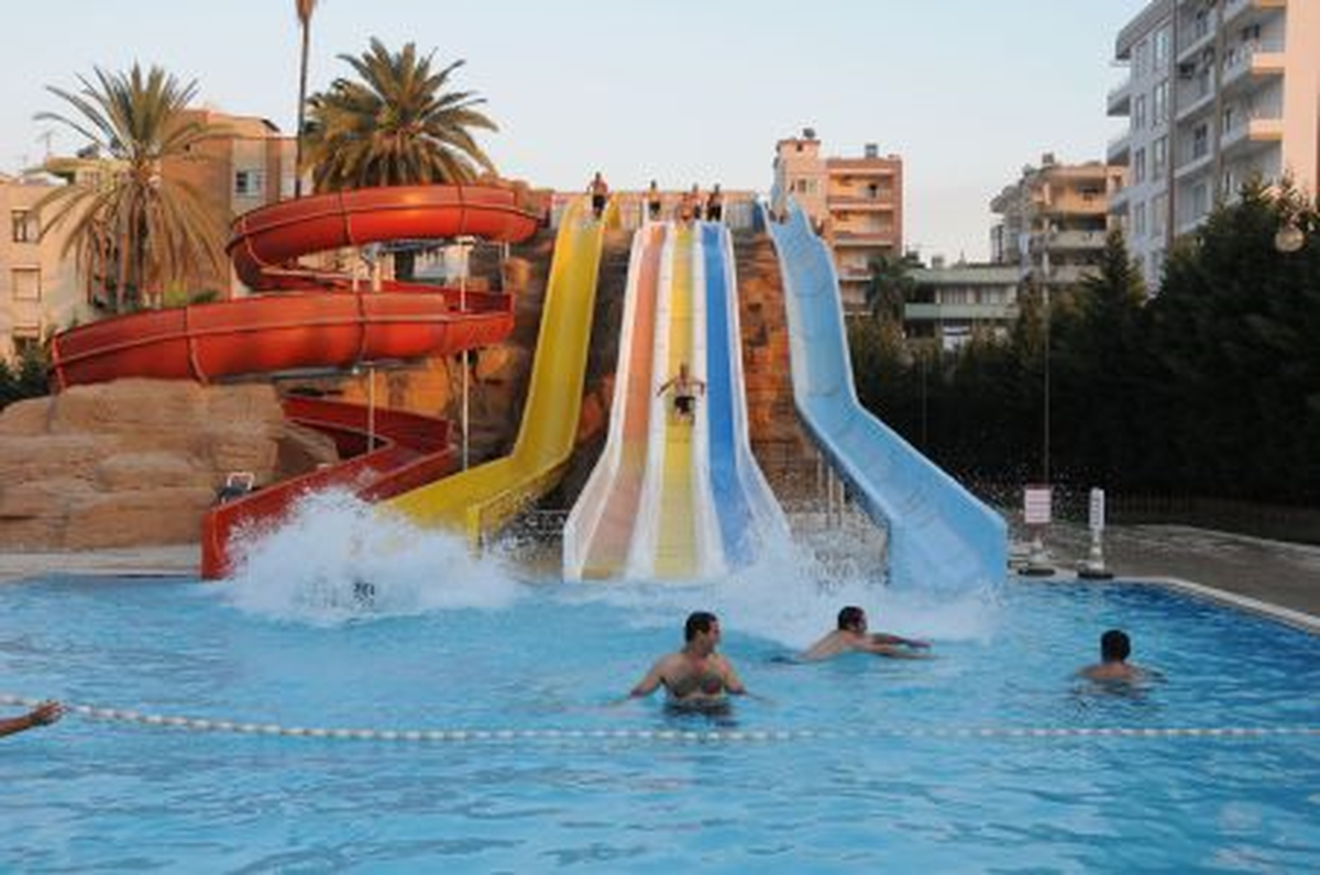 Temizlik İşçilerinin Havuz Keyfi