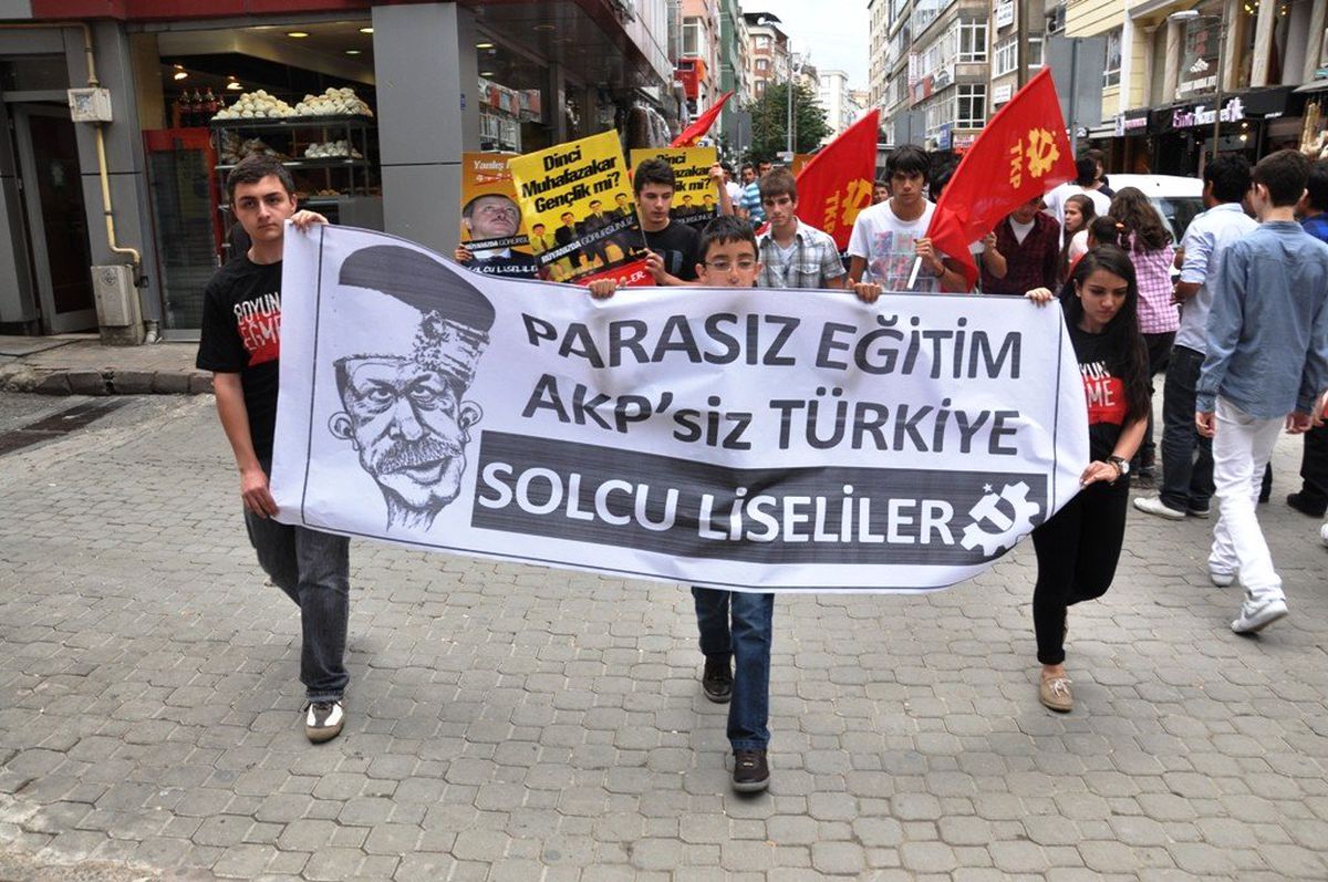 Tkp\'li Liselilerden 4+4+4 Yürüyüşü