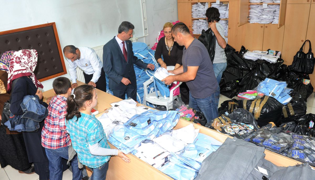 Trabzon Belediyesi\'nden Öğrencilere Giyecek ve Kırtasiye Yardımı