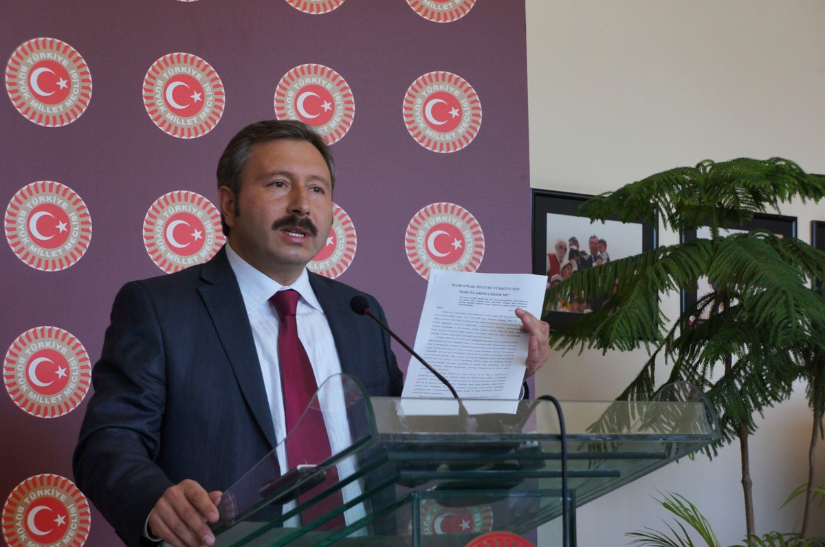 Akp\'li Bal, Başbakan\'a "Başkanlık Sistemi Raporu"Nu Sundu
