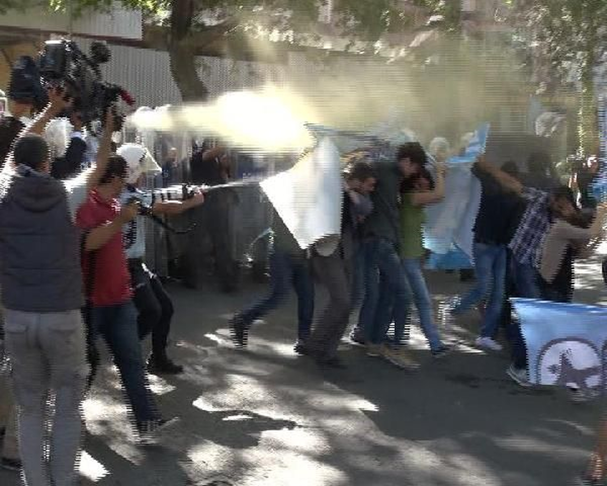 Başbakanlık\'a Yürümek İsteyen Gruba, Polisten Gazlı Müdahale
