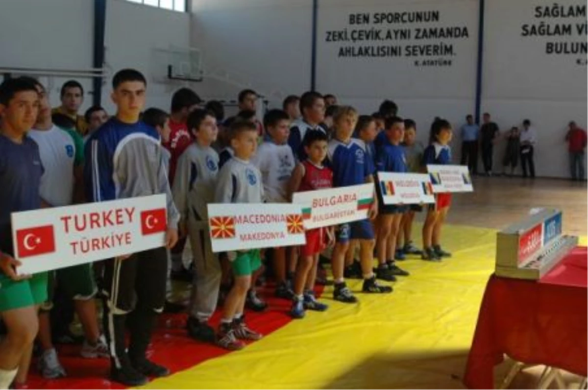 Dursunbey\'de Uluslararası Güreş Turnuvası Başlıyor