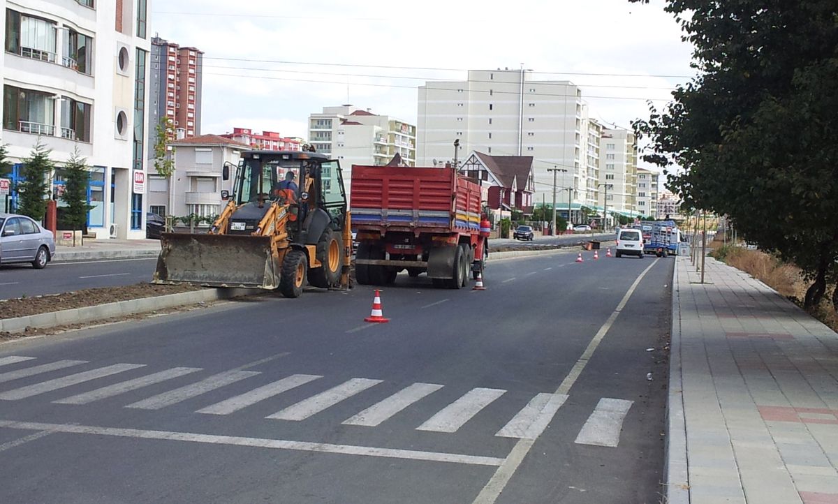 Elektrik Telleri Yer Altına Alınacak, Cadde Aydınlatılacak