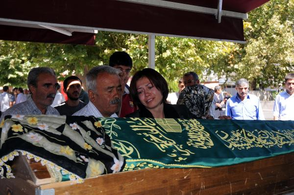 Eşinin Kadın Kıyafeti Giyerek Öldürdüğü Kadın Toprağa Verildi