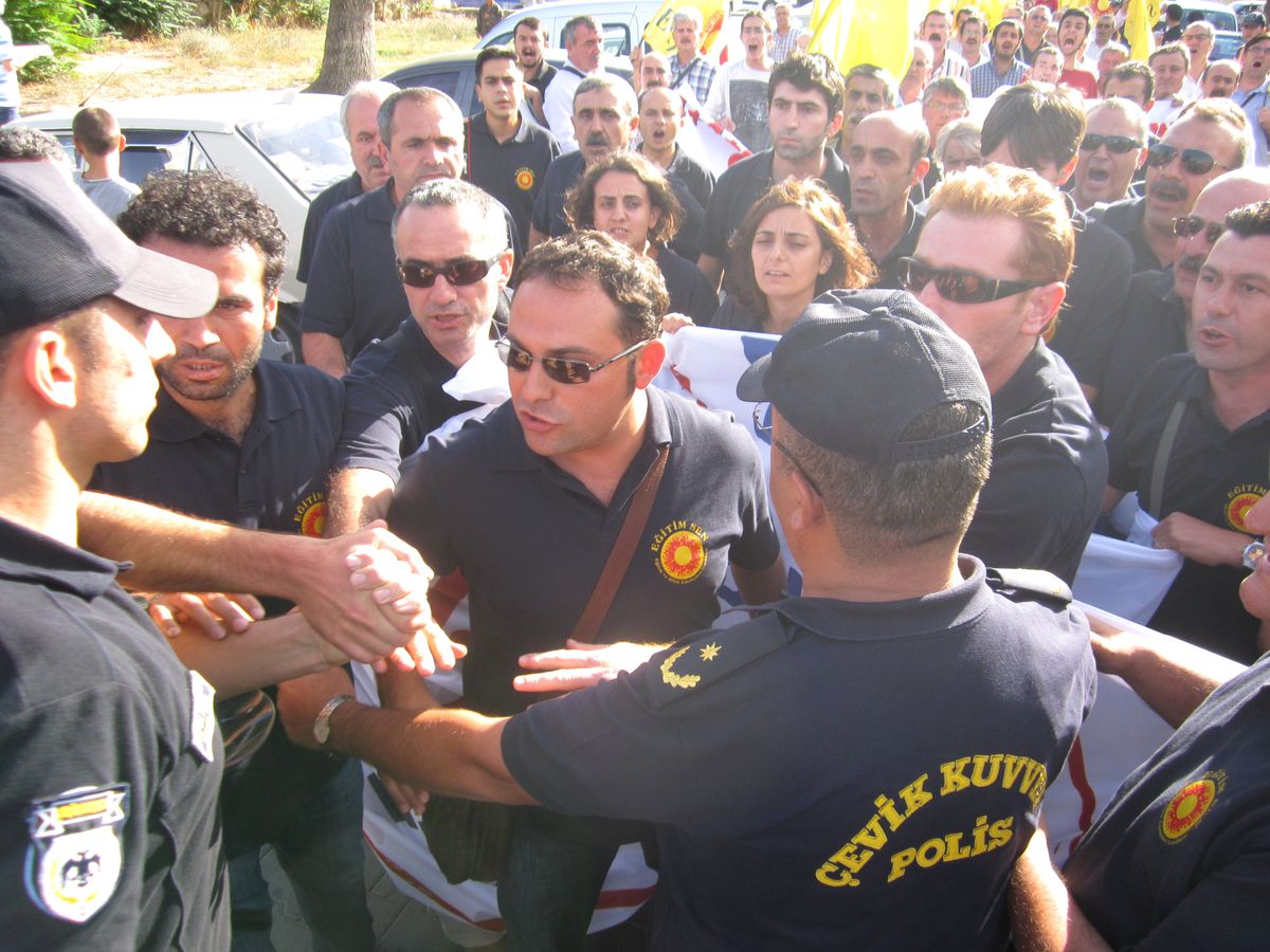 Eylemciler ile Polis Arasında Gerginlik