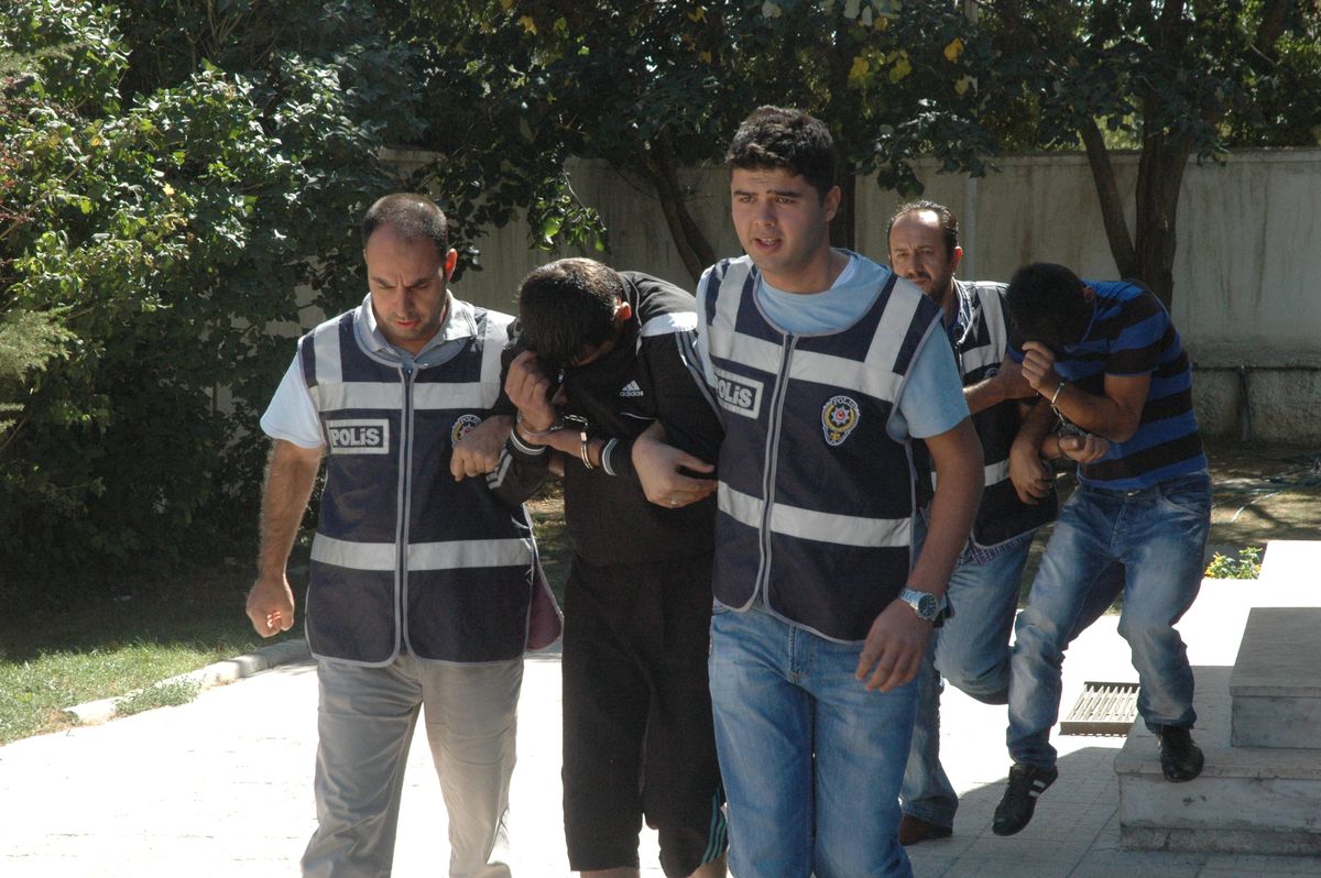 Fuhuş İçin Kartvizit Atan 2 Şüpheli Yakalandı