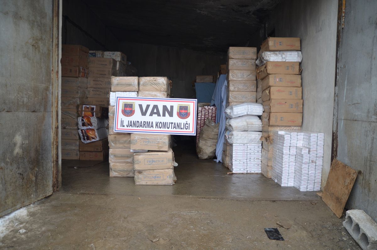 Gürpınar\'da 52 Bin 220 Paket Kaçak Sigara Ele Geçirildi