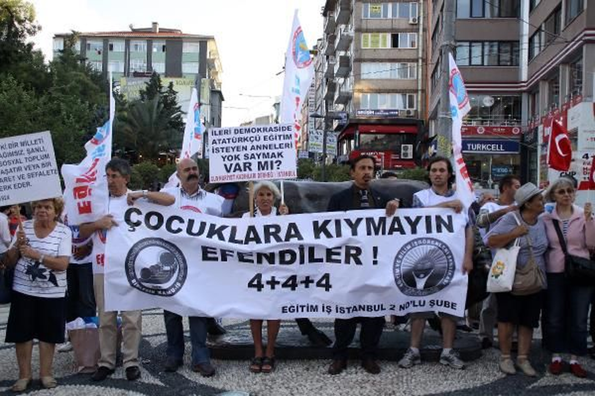 Kadıköy\'de 4+4+4 Protestosu Kamera Ramazan Eğri İstanbuldha İş Sendikası 4+4+4 Eğitim Sistemini...