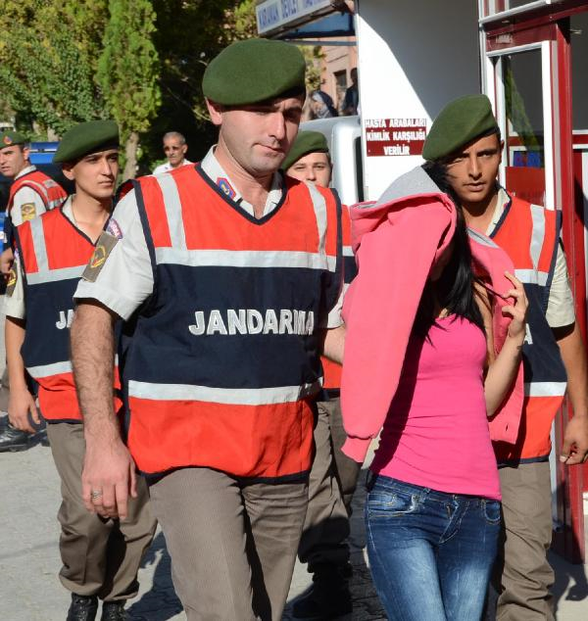 Fuhuş Çetesi Çökertildi: 30 Gözaltı