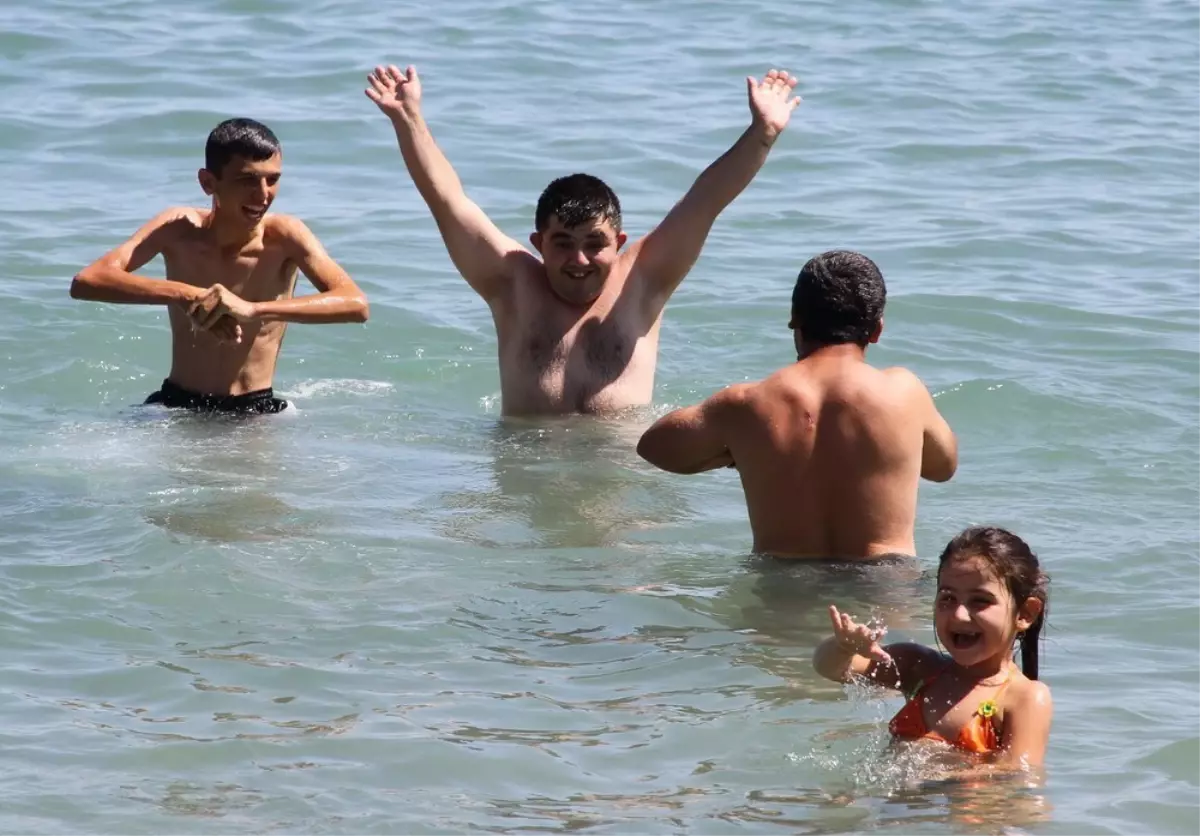 Konak\'ta Denize Girmeyen Kalmadı