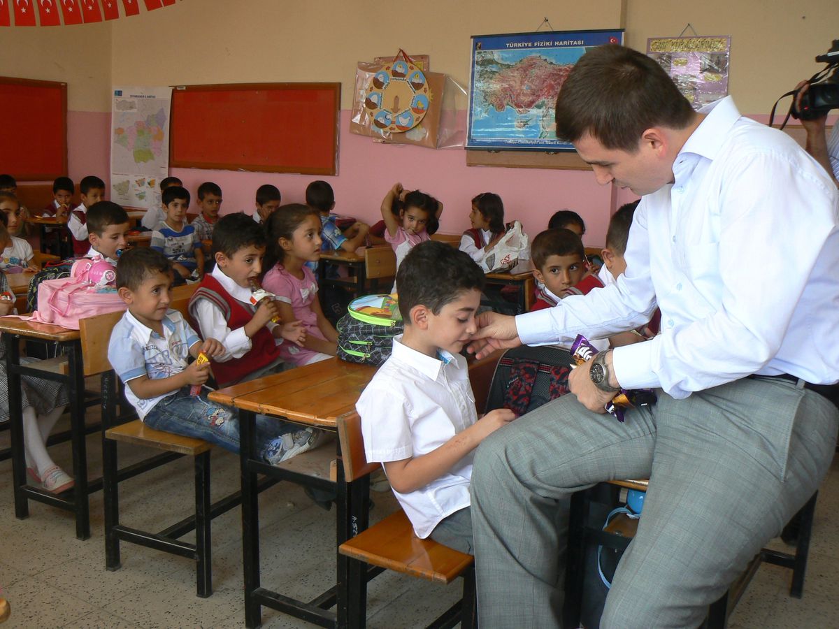 Kulp Kaymakamı Maraşlı, Okula Başlayan Çocuklara Çikolata ve Şeker Dağıttı