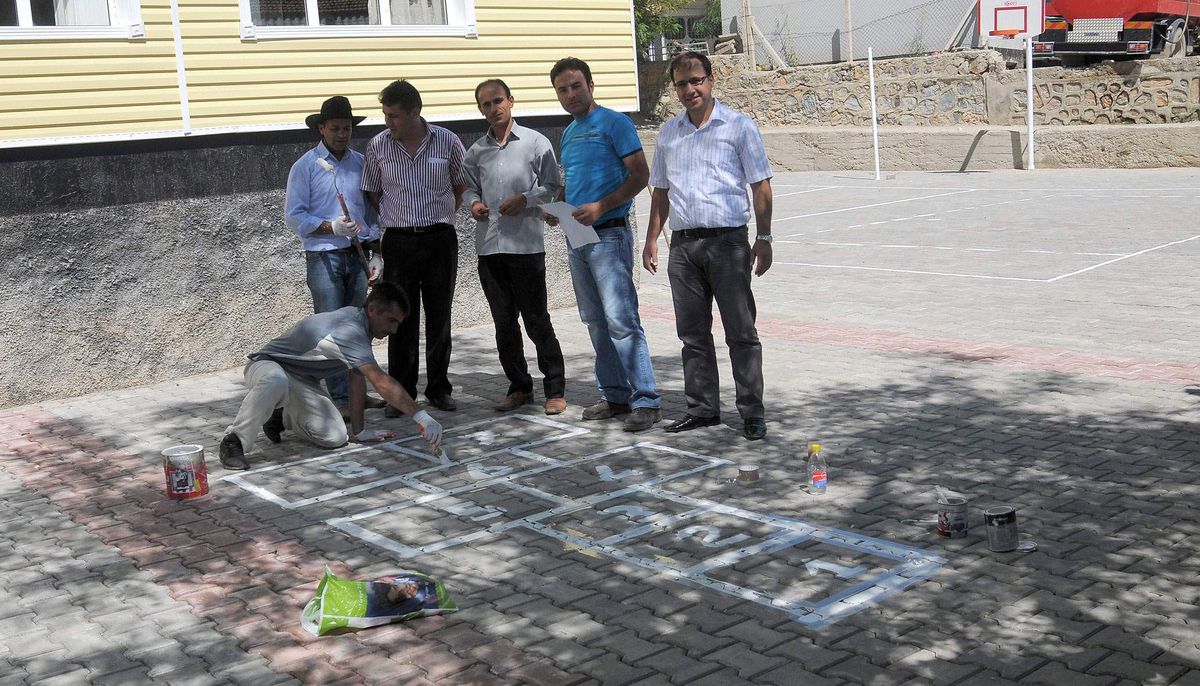 Okul Personeli Çevre Düzenlemesini Kendisi Yaptı