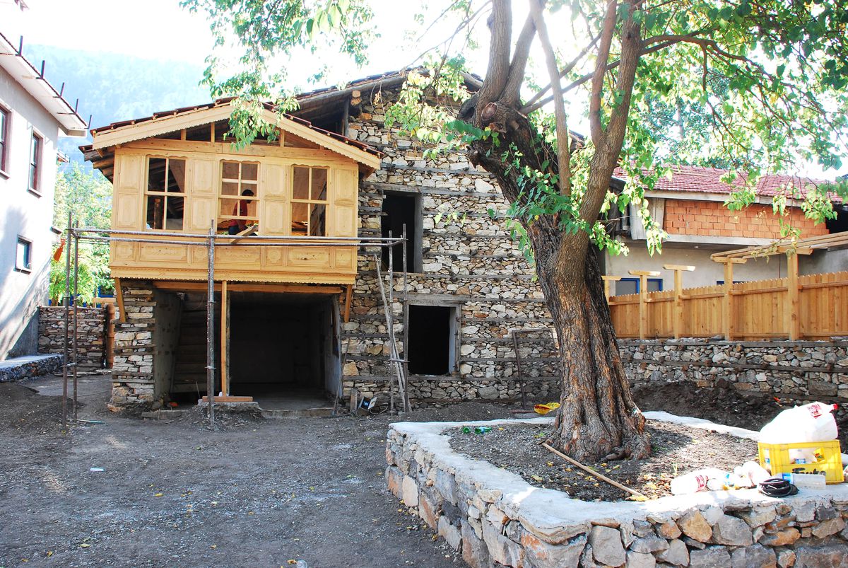 Ormana Beldesinde Tarihi Düğmeli Evler Restore Ediliyor