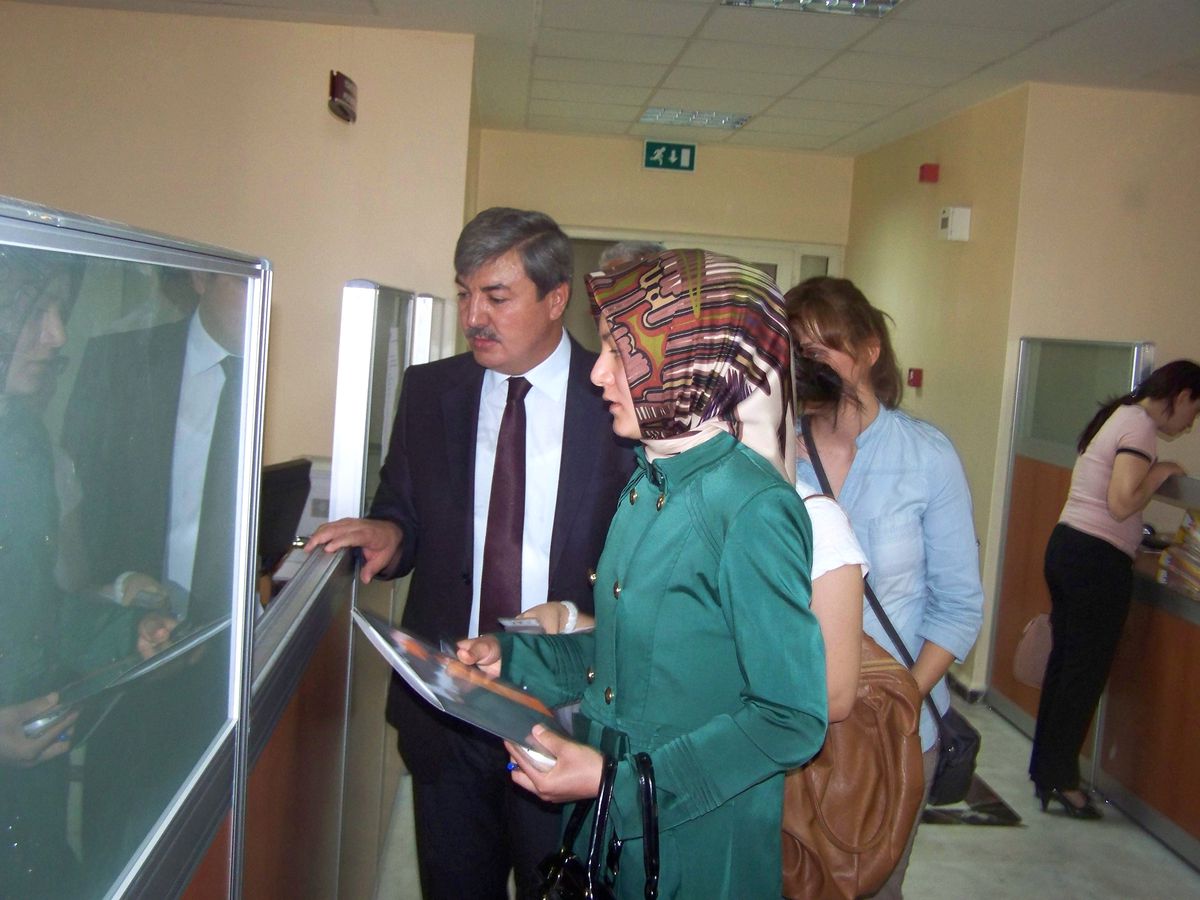 Osmaniye\'ye Atanan Öğretmenler Çiçeklerle Karşılandı