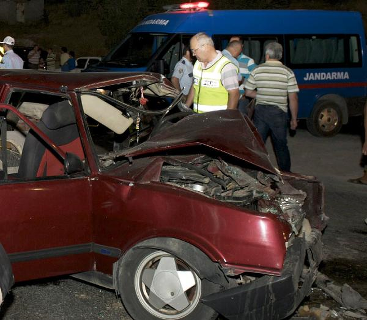 Otomobil Kamyona Çarptı: 1 Ölü, 7 Yaralı
