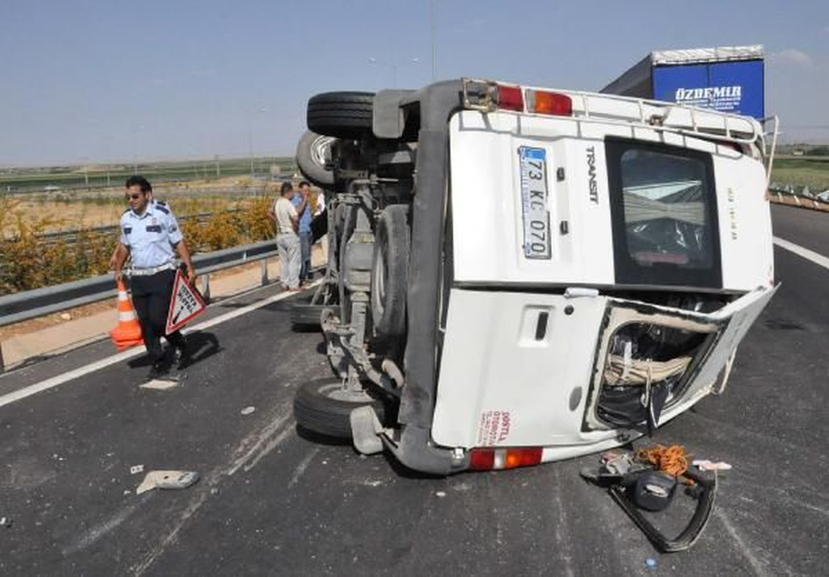 Şanlıurfa\'da Minibüs Devrildi: 9 Yaralı
