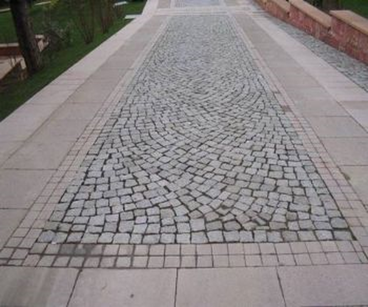 Şarkışla\'da Kaldırımlar Andezit Taşı ile Kaplanıyor