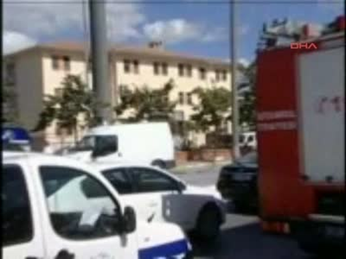 Sultangazi\'de Polis Merkezinde Patlama
