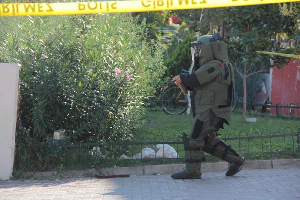 Şüpheli Paket Fünye ile Patlatıldı