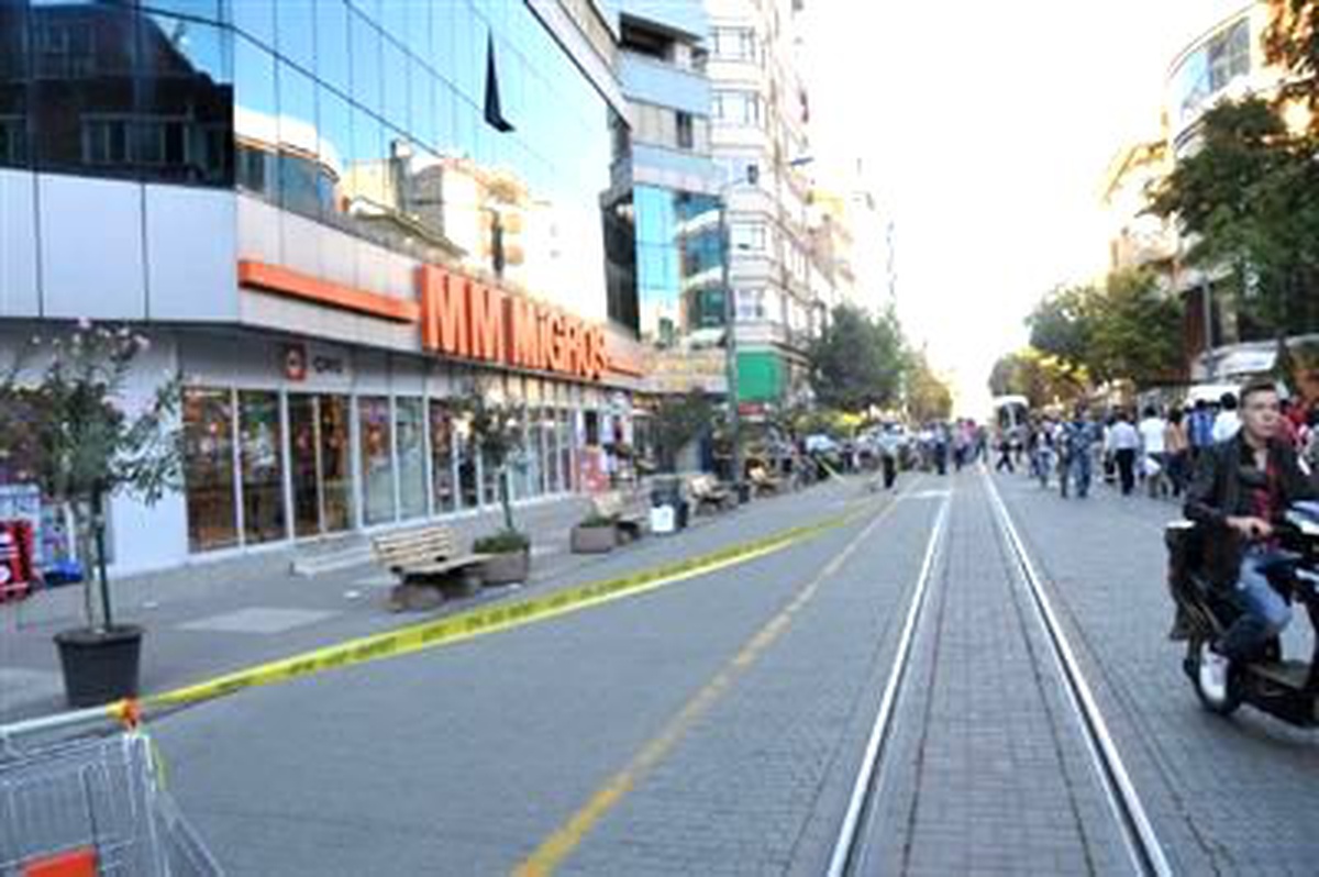 Şüpheli Paketin Yanından Tramvaylar Geçip Durdu