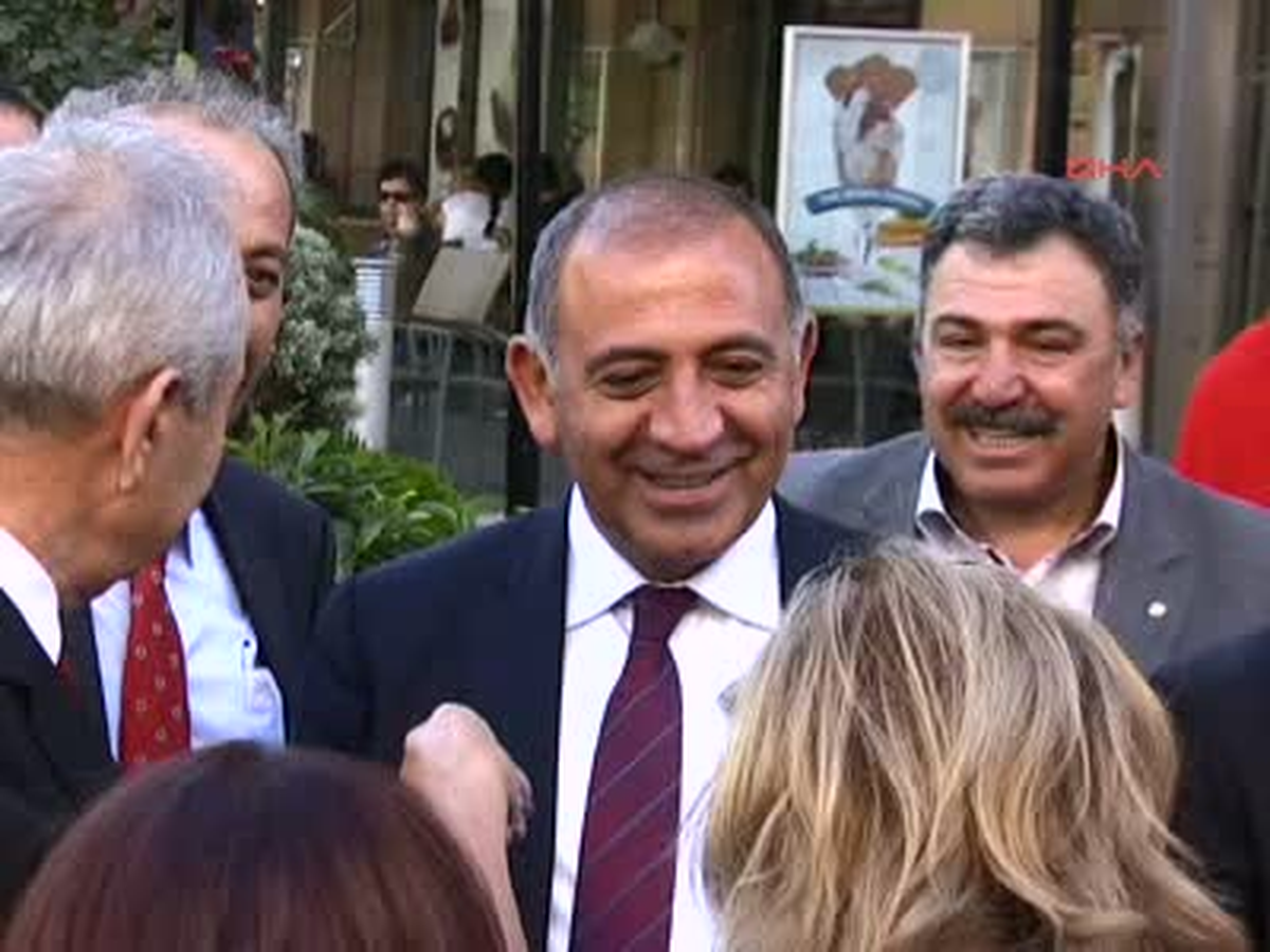 Gürsel Tekin Karanfil Dağıttı
