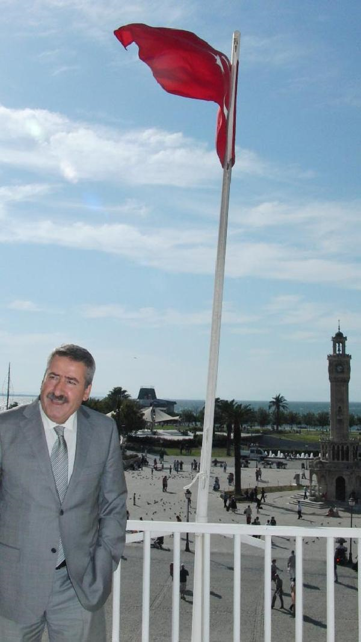 Vali Kıraç\'tan, Bayrak Sorularına Gergin Yanıtlar