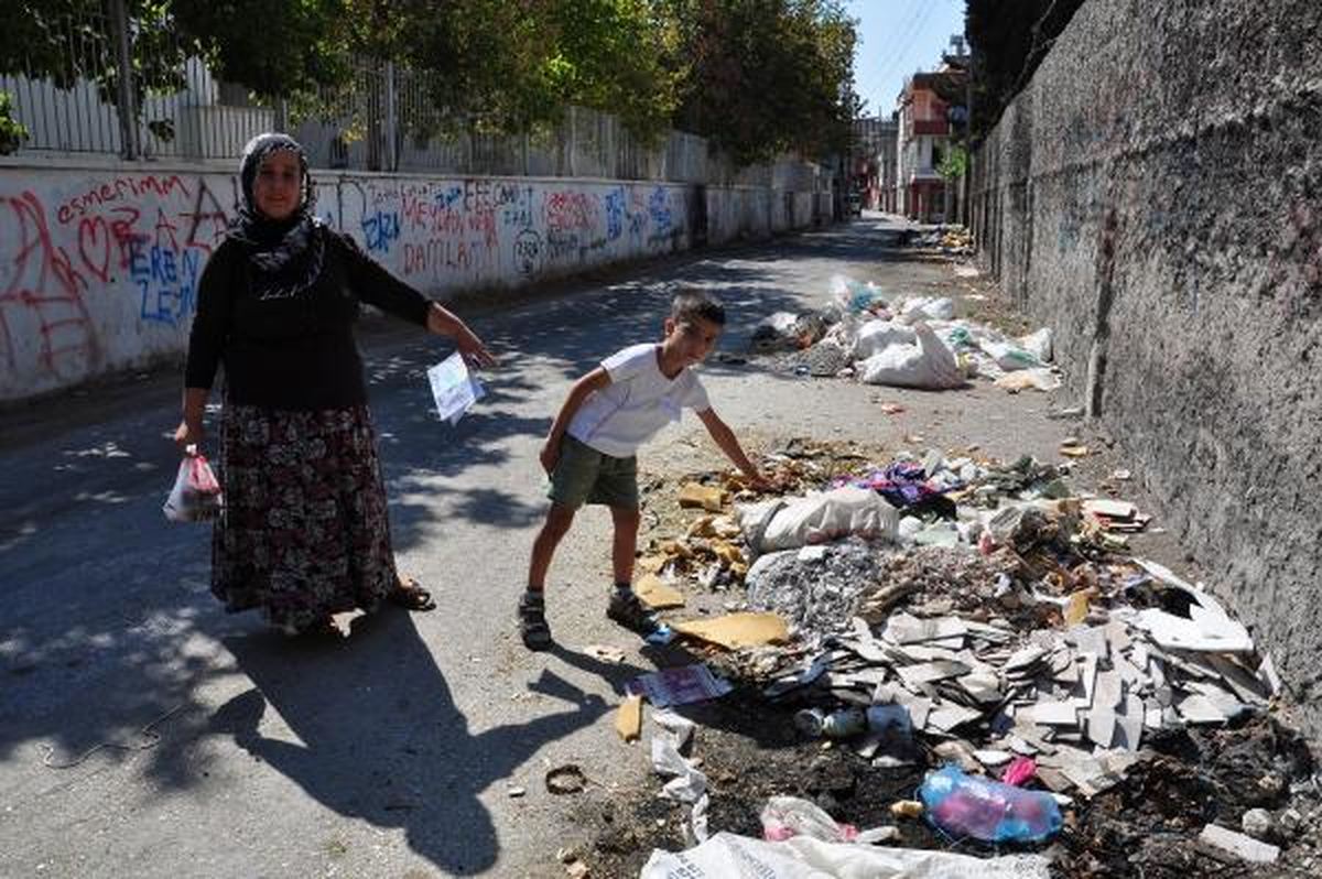 Veliler ve Öğrencilerden Okul Önünde Çöp Eylemi