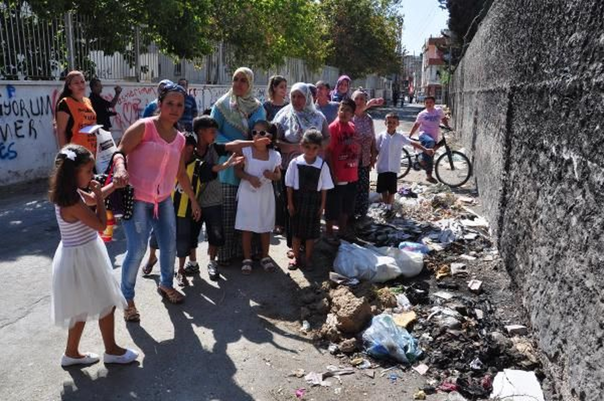 Veliler ve Öğrencilerden Okul Önünde Çöp Eylemi