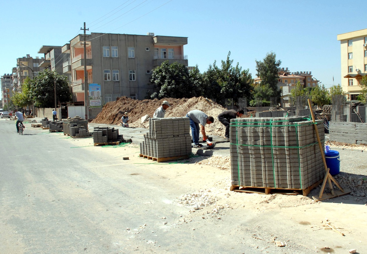 Adnan Menderes Caddesi\'ne Kaldırım Yapılıyor