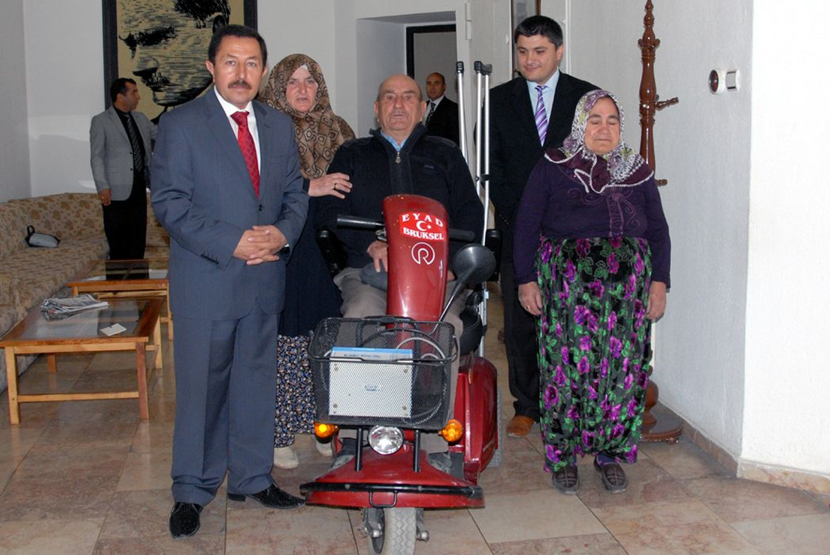 Afyonkarahisar\'da Engellilere Tekerlekli Sandalye Desteği