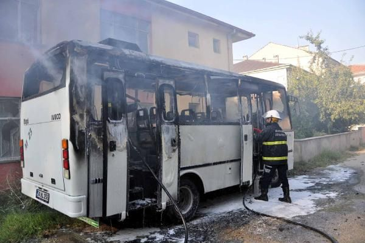 Akyazı\'da Midibüs Yangını