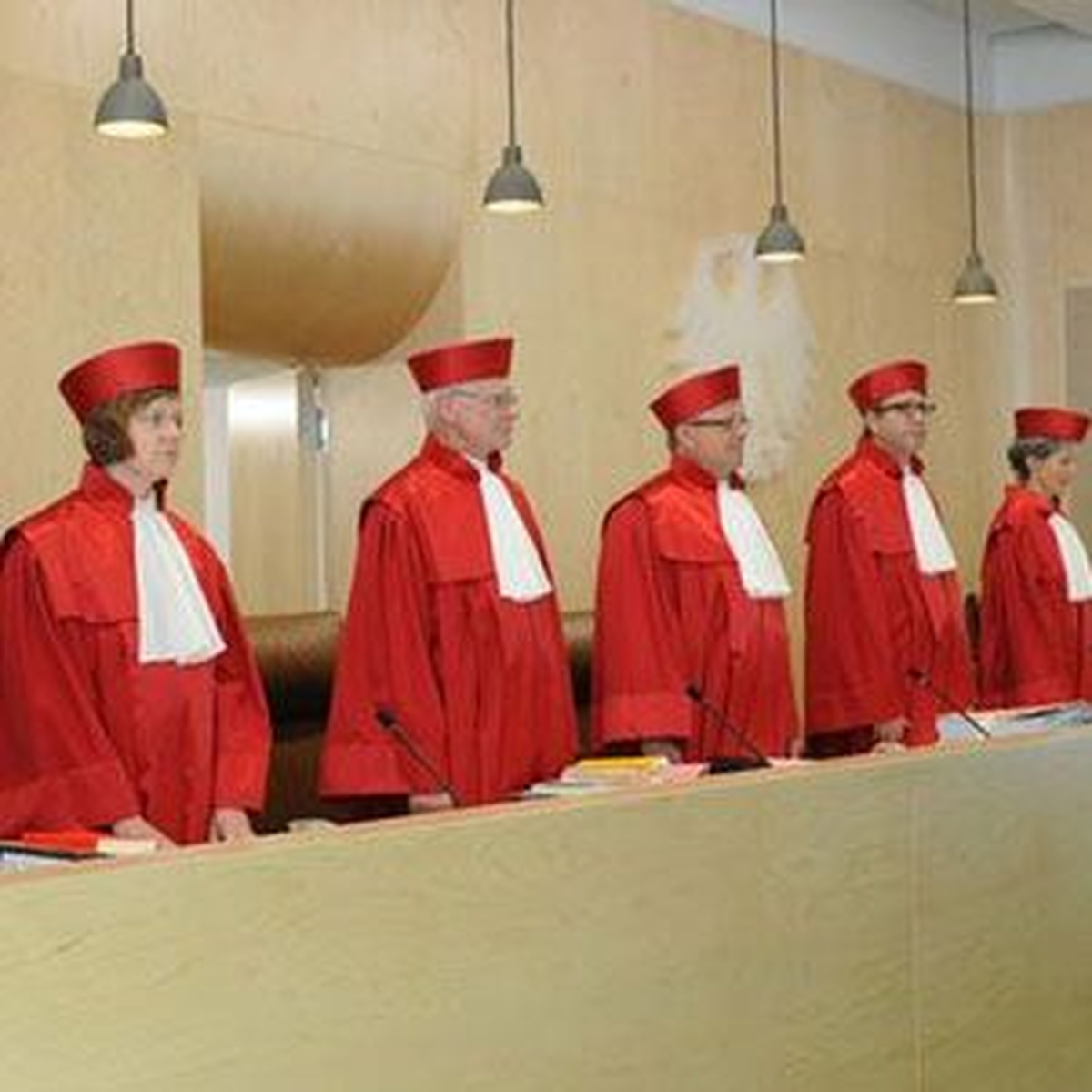 Almanya Anayasa Mahkemesi, Esm\'in Bazı Çekincelerle Anayasaya Uygun Olduğu Kararını Verdi