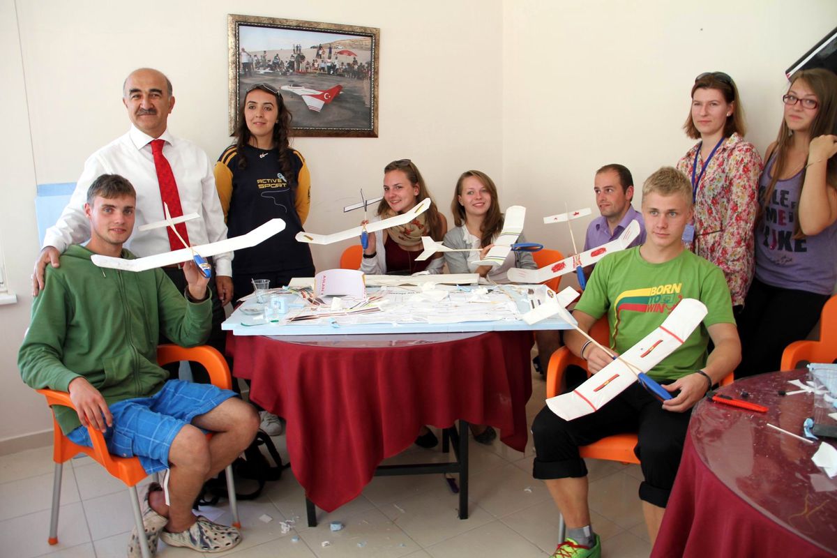 Avrupalı Gençler Model Uçak Yapmayı Öğrendi
