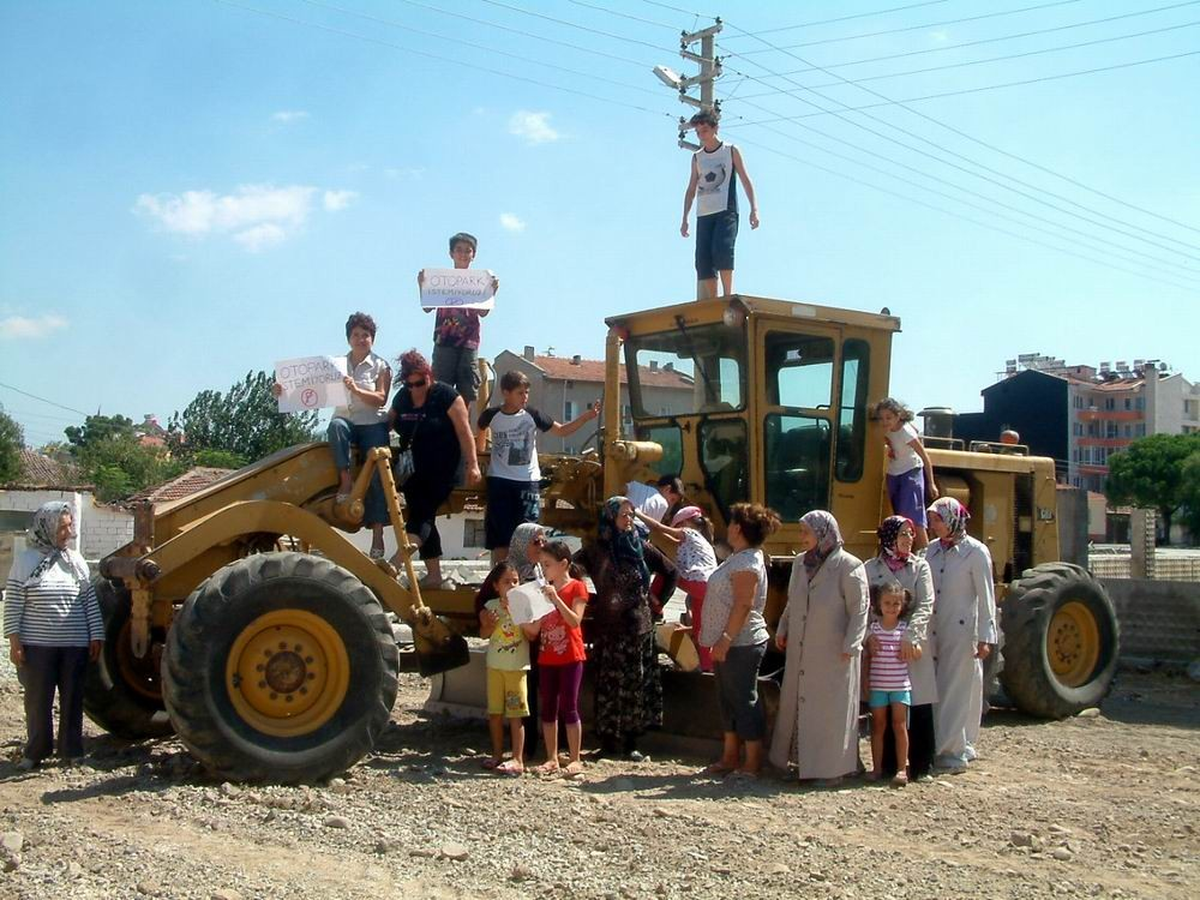 Burhaniye\'de Mahallelinin Otopark İsyanı