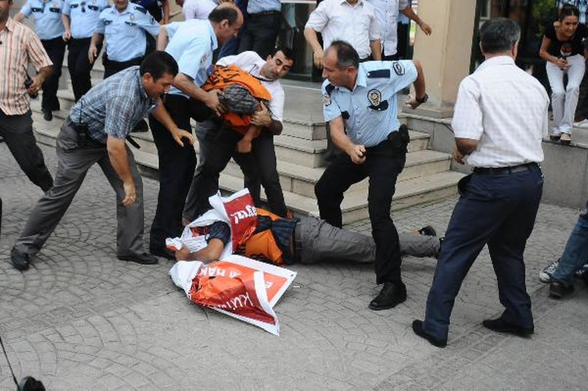 Bursa\'da 4+4+4 Protestosuna Polis Müdahalesi
