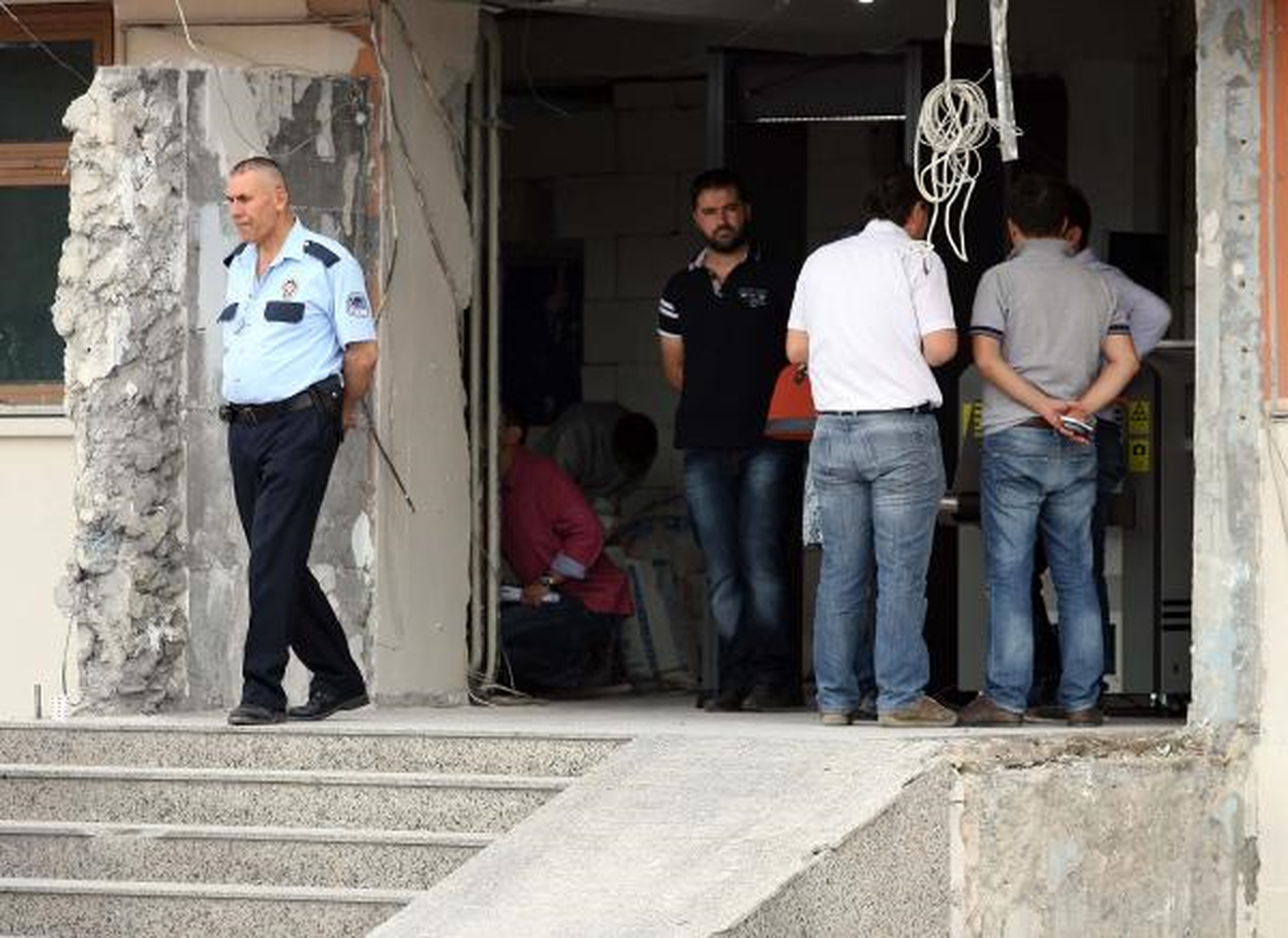 Canlı Bombanın Saldırısının İzleri Siliniyor