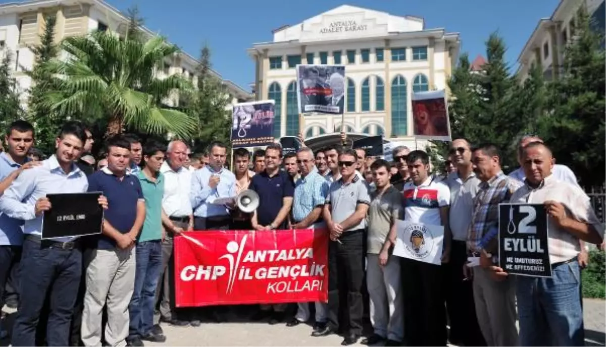 CHP\'li Gençler 12 Eylül\'ü Protesto Etti