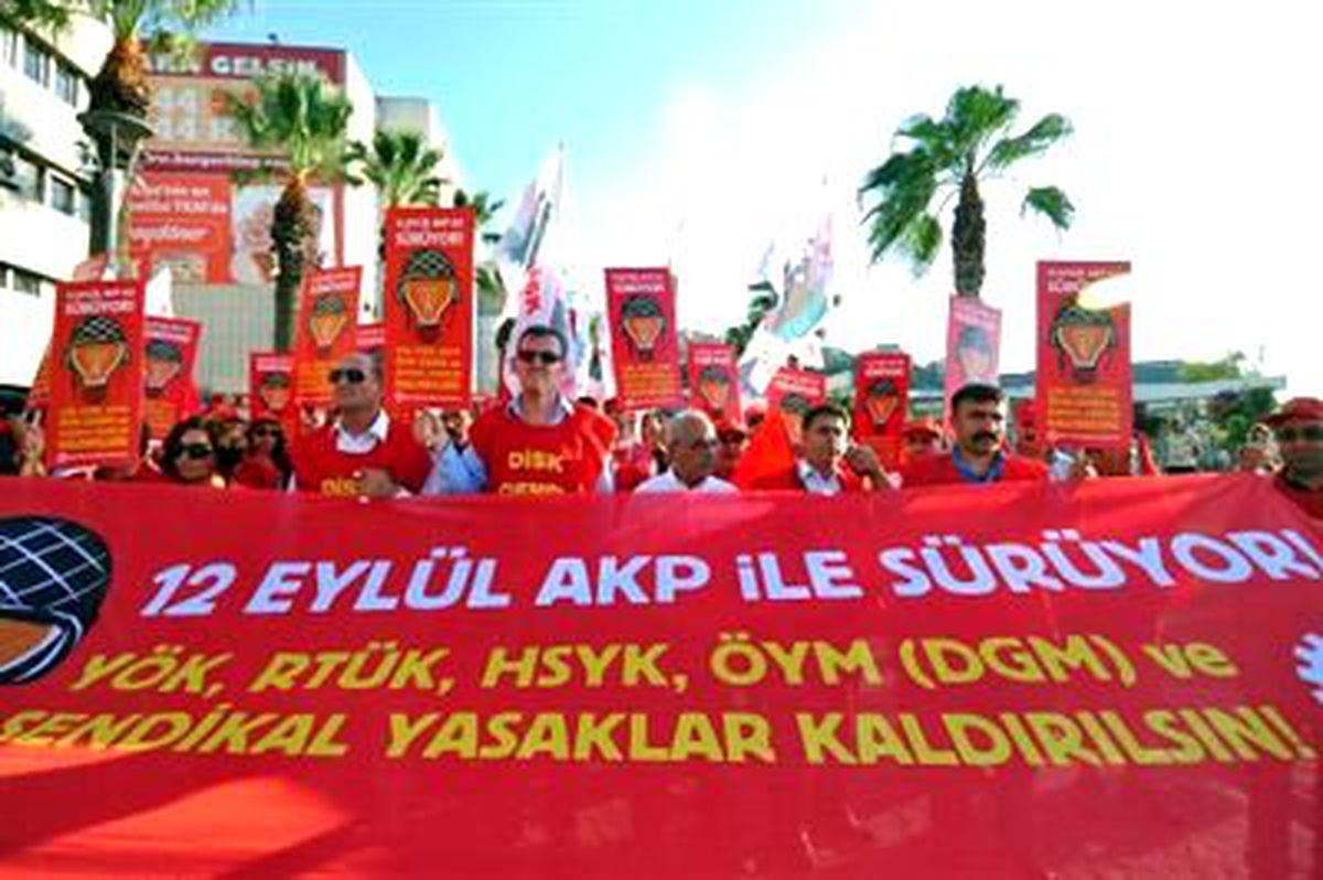Darbeyi AK Parti Önünde Protesto Ettiler