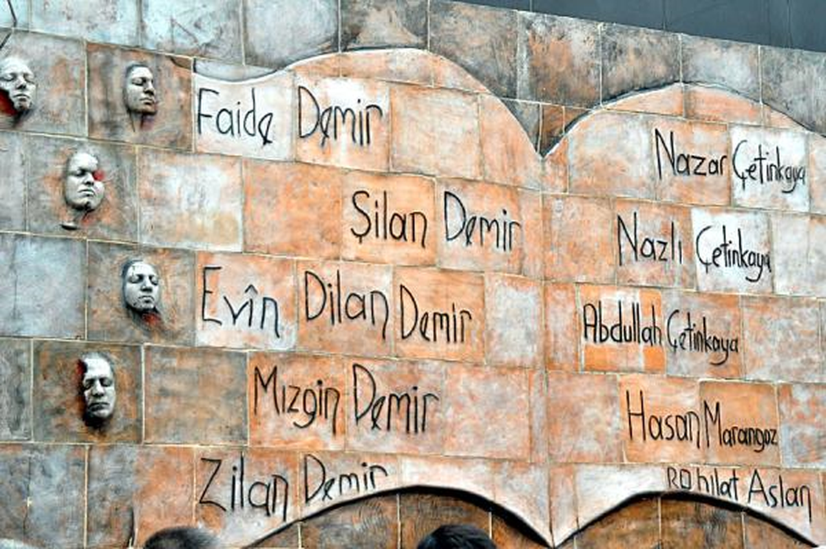 Diyarbakır\'da Bomba Kurbanı 10 Kişiye Hüzünlü Anma