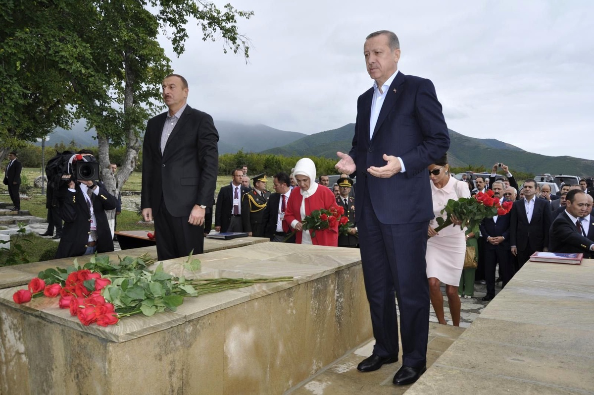 Erdoğan, Şeki\'de Türk Şehitliğini Ziyaret Etti