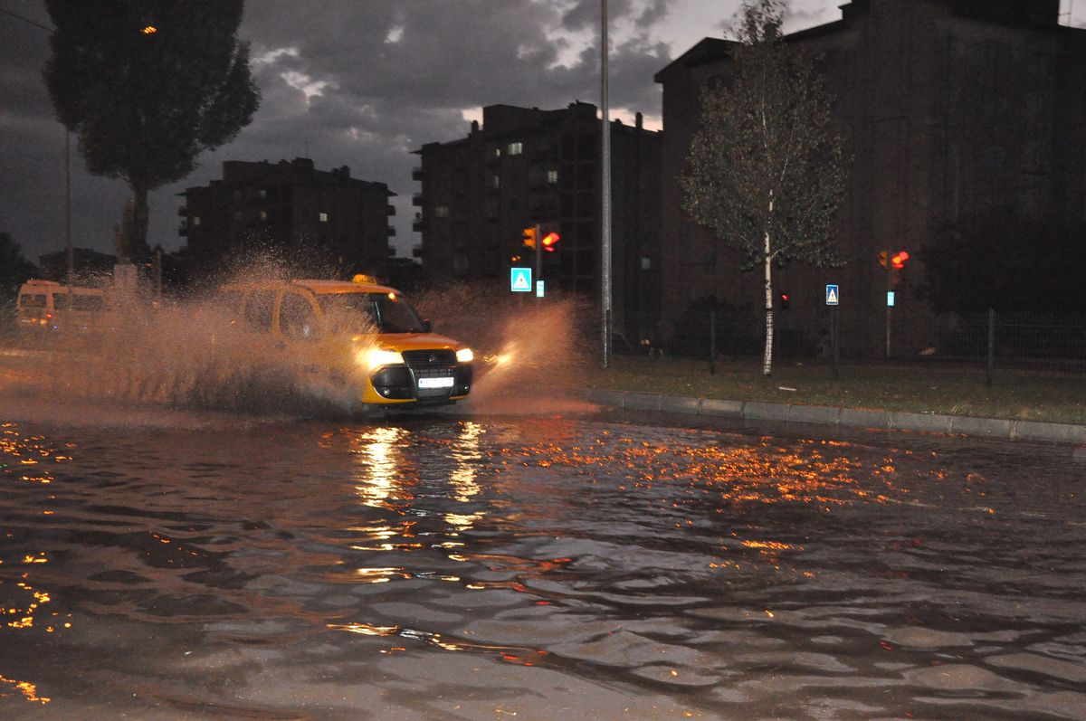 Erzurum\'da Sağanak Ulaşımı Olumsuz Etkiledi